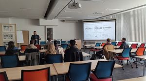 Herr Prof. Holger Naduschewski begrüßt die Studierenden der WHZ in der Volkswagen Bildungsinstituts GmbH.