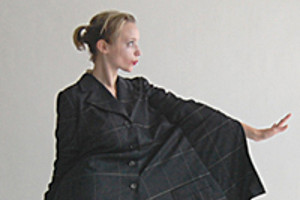 Foto: Eine Frau präsentiert sich mit ihrer Mode. DÉFILÉ 2010 – rouge paris Modenschau im Zentralkabarett Leipzig