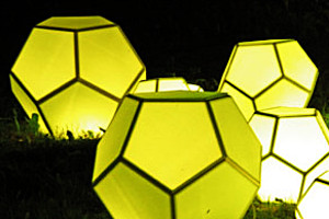 Foto: Leuchtdodekaeder aus BASF-Styrodur, designt von Britta Nehrdich (Studienrichtung Holzgestaltung)