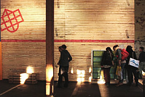 Foto: Besucher bei der Ausstellung. Holzgestaltung auf der designers open