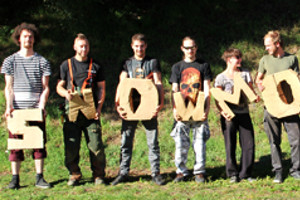 Gruppenfoto: 10 Studenten aus Schneeberg arbeiten in einem Workshop an kreativen Sitzmöbeln