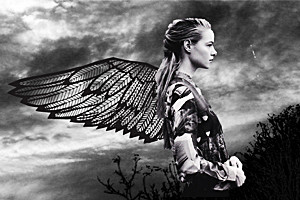 Foto: Frau mit schwarz transparenten Flügeln. Exchange