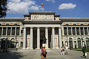 Foto: Gebäude. In Madrid die Geschichte und Gegenwart der spanischen Metropole erleben.