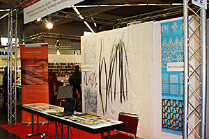 Foto: Messestand. Studienrichtung Textilkunst / Textildesign bei der Creativa in Dortmund