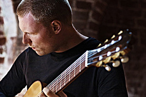 Foto: Malte Vief mit Gitarre. Livekonzert von Malte Vief anlässlich der Ausstellung "punkt 13. Die Bachelor-Arbeiten des Jahres" 