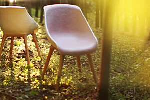 Foto: Stühle im Wald. Das Schriftzeichen 融 [róng] beschreibt die Schnittmenge von Auflösung und Verschmelzung.