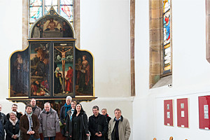 Foto: Gruppenbild vor einem Altar in einer Kirche. Prof. Dr. Thomas Pöpper lud zu einem Ortstermin in die Zwickauer St. Katharinenkirche.