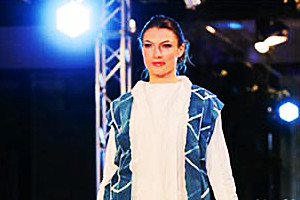 Foto: Ein Model. Das Mode Event in Zwickau feiert Jubiläum. Modenschau + Award, Mercedes Fashion Night Zwickau 2015.