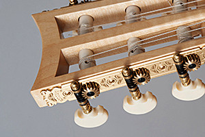 Foto: Kopfplatte einer Gitarre. 23. Ausstellung "strings". Kunst, Handwerk, Wissenschaft – Musikinstrumentenbau als Hochschulstudium.