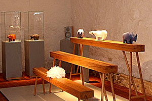 Foto: Galeriekeller mit Objekten von Daniel Böttcher und Marlene Schroeder 