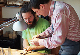 Foto: Zwei Männer arbeiten in einer Werkstatt. Pressemitteilung zum Tag der offenen Tür in Markneukirchen