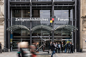 Foto: Eingangsbereich. Zeitgeschichtliches Forum in Leipzig.