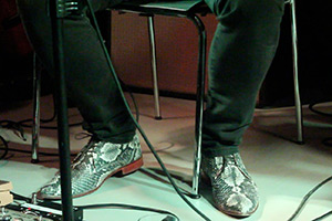 Foto: Die Beine und Schuhe eines Mannes auf der Bühne.