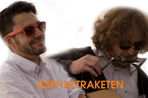 Titelfoto: Für Livekonzert der Asphaltraketen. Zwei Männer sitzen mit Sonnenbrillen.