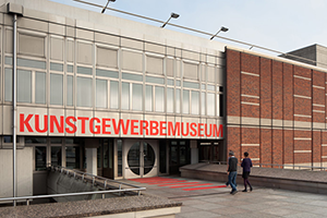 Foto: Eingangsbereich des Kunstgewerbemuseums in Berlin.