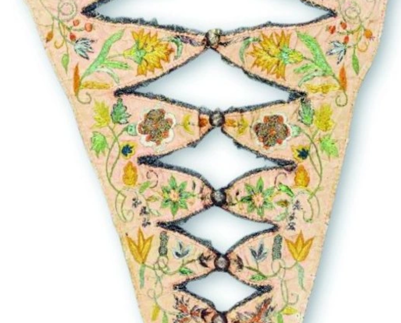 Foto: Textiles Kleid Exponat. 1500 Jahre Stickerei in der Mode.