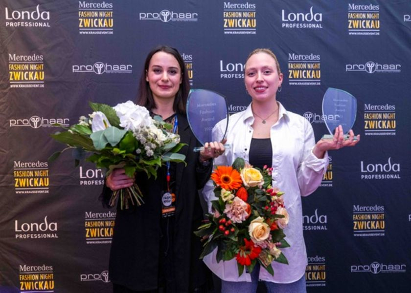 Foto: Laura Petter (li., Gewinnerin Mercedes Fashion Award 2022) und Pauline Gottschling (re., Gewinnerin des Jury-Preises). (Quelle: Kristin Schmidt)
