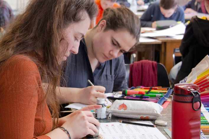 Foto: Studierende malen mit Buntstiften auf ein Papier (Fotoquelle: Golnaz Marjouie)