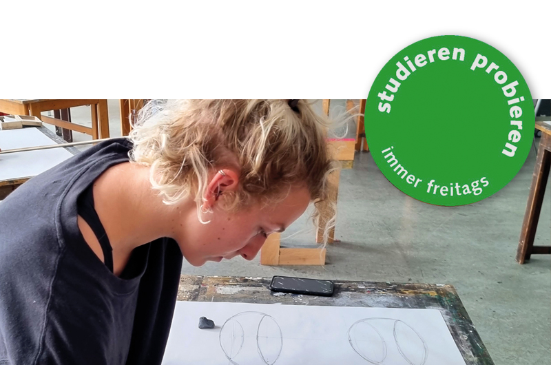 Foto: studieren probieren, Gestaltung, Fakultät Angewandte Kunst Schneeberg, Frau zeichnet auf Papier