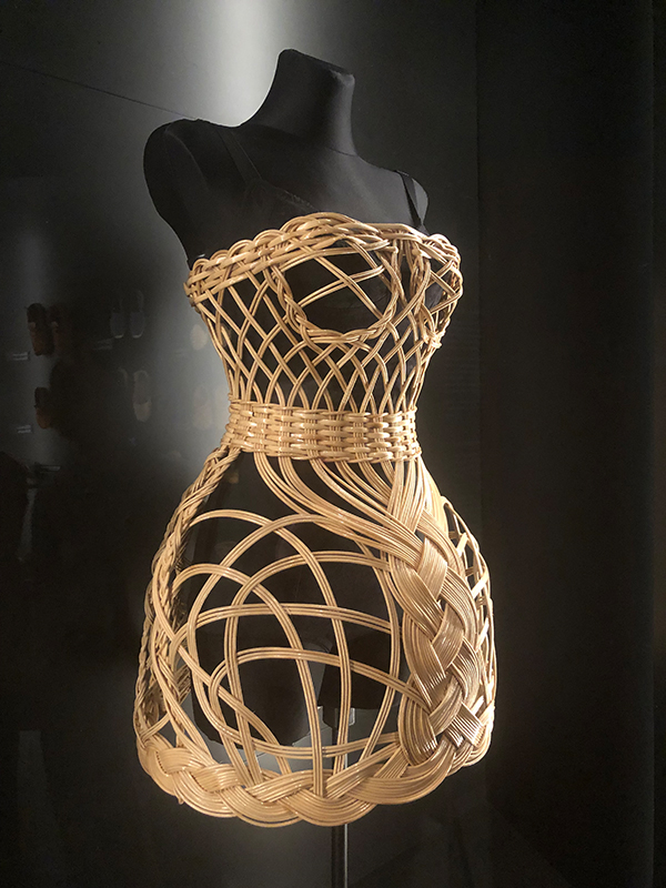 Foto: Museum europäischer Kulturen Berlin, goldenes Kleid auf schwarzen Ständer, Objektnummer: 2658388