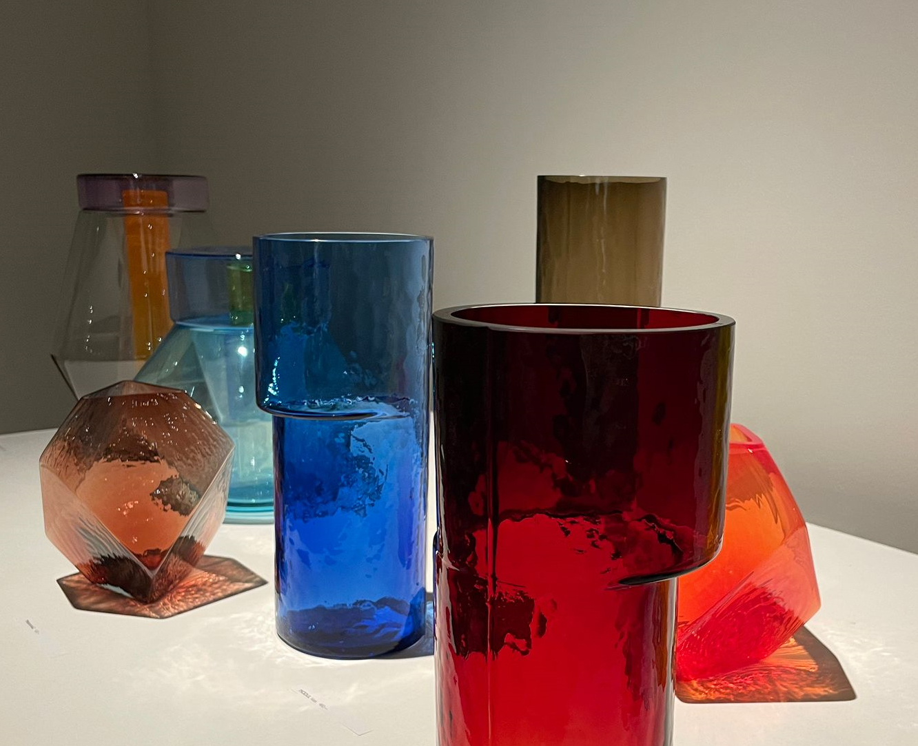 Foto: Ausstellungsstücke aus Glas, verschiedene Formen und Farben (Fotoquelle: Cassandra Hommel)