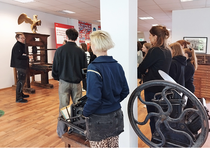 Foto: Besuch des Druckmuseums Leipzig durch Studierende des zweiten Semesters, Führung durchs Museum.