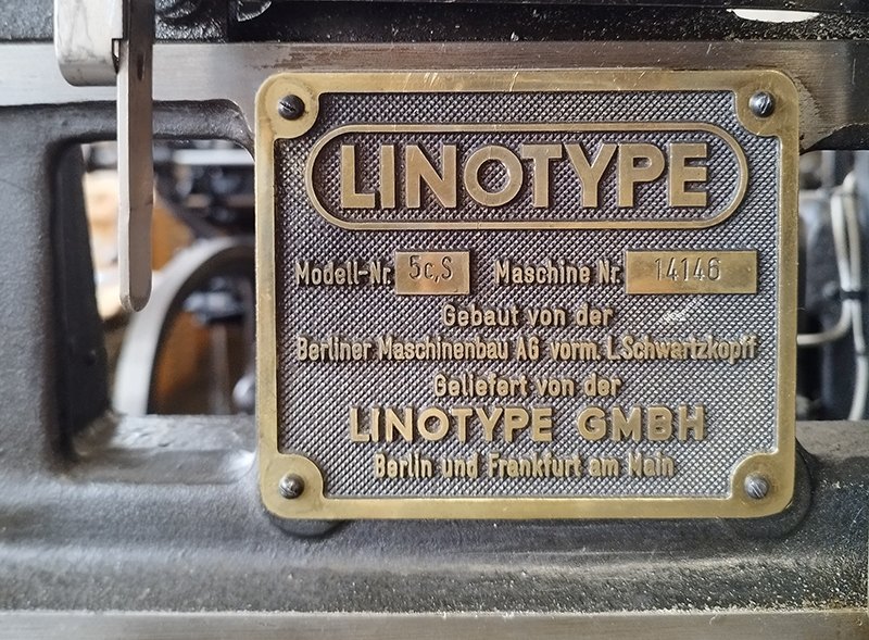 Foto: Druckmuseum Leipzig, Typschild einer Druckmaschine der Firma Linotype.