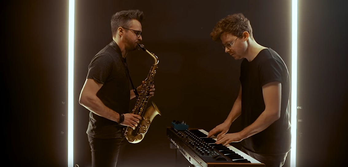 Foto: Sascha Stiehler mit Saxophon und Antonio Lucaciu mit Keyboard. Neujahrskonzert in der Galerie.