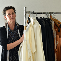 Foto: Frau Silvia Schneider, Werkstattleiterin, Studienrichtung Modedesign 
