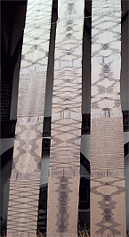 Foto 2: Ausschnitt dreier Stoffbahnen. Anja Bach - Das Leporello – textile Objekte für den Raum