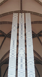 Foto 3: Drei Stoffbahnen hängen von der Decke. Anja Bach - Das Leporello – textile Objekte für den Raum