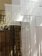 Foto 1: Stoffbahnen hängen in einer Kirche. Anne-Katrin Prill - Gestickte Seiten – eine textile Gestaltung für eine Präsentation