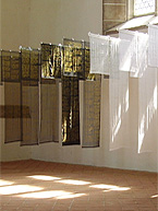 Foto 3: Stoffbahnen hängen in einer Kirche. Anne-Katrin Prill - Gestickte Seiten – eine textile Gestaltung für eine Präsentation