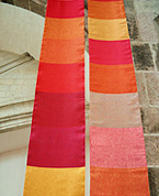 Foto: Zwei nebeneinander hängende Stoffbahnen. Anja Spletzer - Textile Partituren – in Farbklängen gewebt – ein Raumobjekt