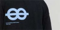 Foto: Auschnitt eines T-Shirts mit einem Logo aus zwei längs durchgestrichenen o´s 