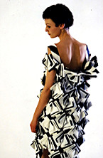 Foto: Modell von Josephine Meyner. Ein Model präsentiert das Modedesign.