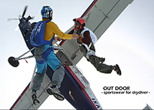 Foto 1: Jaqueline Dusny mit dem Thema: Out Door – Sportswear for Skydiver. Fallschirmspringer präsentieren die Kollektion.