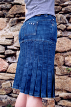 Foto 1: Rita Saloga mit dem Thema: Step by Step – Eine Angebotskollektion für die Firma Bogner Jeans. Ein Model präsentiert die Kollektion.