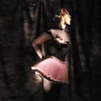 Foto 1: Doreen Thierfelder mit dem Thema: Die innere Schönheit – upside down. Ein Model präsentiert die Kollektion.