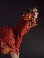 Foto 2: Daniela Wolf mit dem Thema: Traumtänzer. Menschen – Kleider - Illusionen. Ein Model präsentiert die Kollektion.