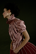 Foto 4: Daniela Wolf mit dem Thema: Traumtänzer. Menschen – Kleider - Illusionen. Ein Model präsentiert die Kollektion.