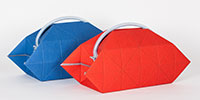 Foto zum Thema: Smück. Transform in Progress - Eine Neuinterpretation derr Taschenkultur. Zwei Taschen. Eine Rot, eine blau.