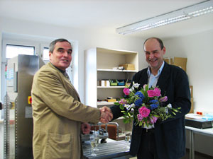 Prof. Dr.-Ing. Dieter Richter (li.) gratuliert Prof. Dr.-Ing. habil. Lutz Krause zur Eröffnung des neuen Labors 