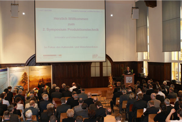 Prof. Dr.-Ing. Dieter Richter - Institutsdirektor des IfP - begrüßt die Teilnehmer zum Symposium 