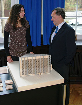 Foto: Preisträgerin Susanne Schmidt mit dem Rektor der Westsächsischen Hochschule Herrn Prof. Dr. habil. Gunter Krautheim.