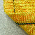 Foto: Nahaufnahme eines gelben textilen Stück.