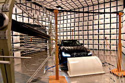 Foto: Blick in die EMV Fahrzeughalle mit eine Versuchsfahrzeug.