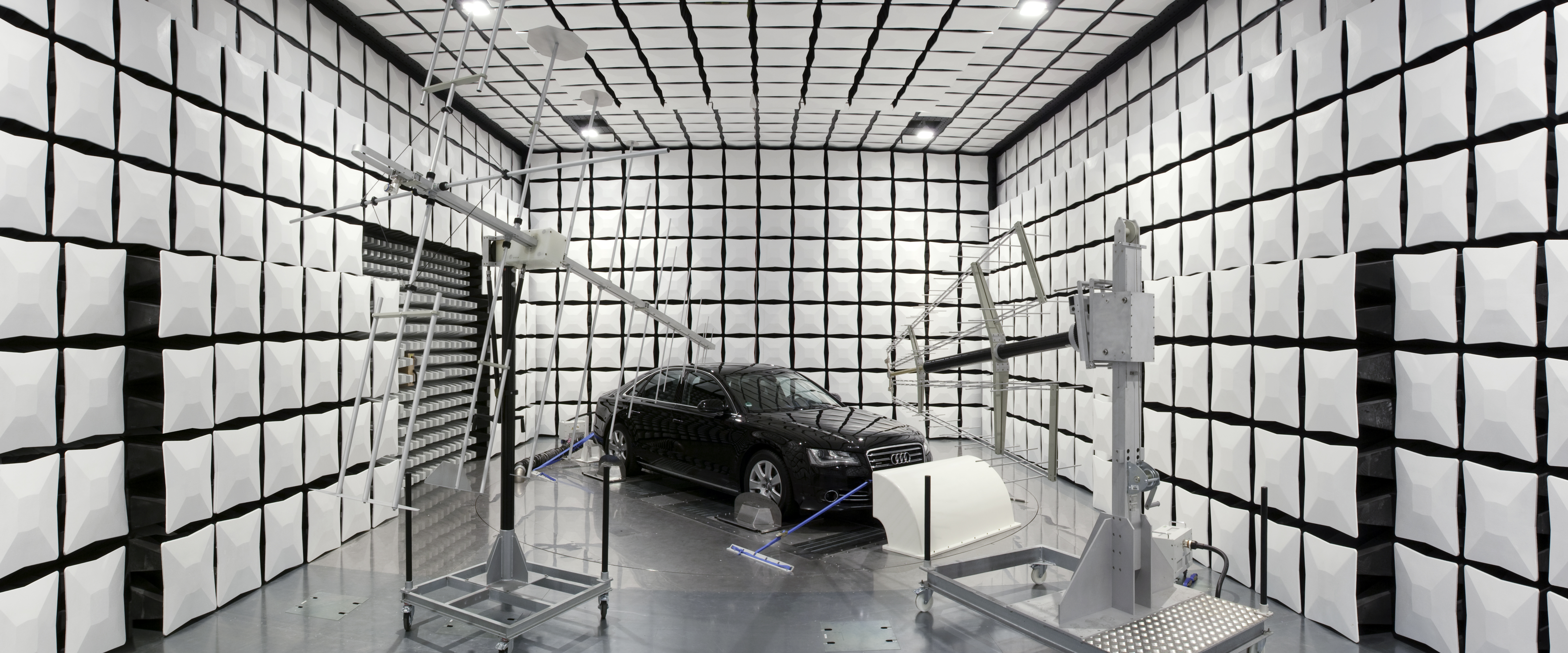 Blick in die EMV Halle mit einem Fahrzeug in der Mitte auf einem Rollenürüfstand