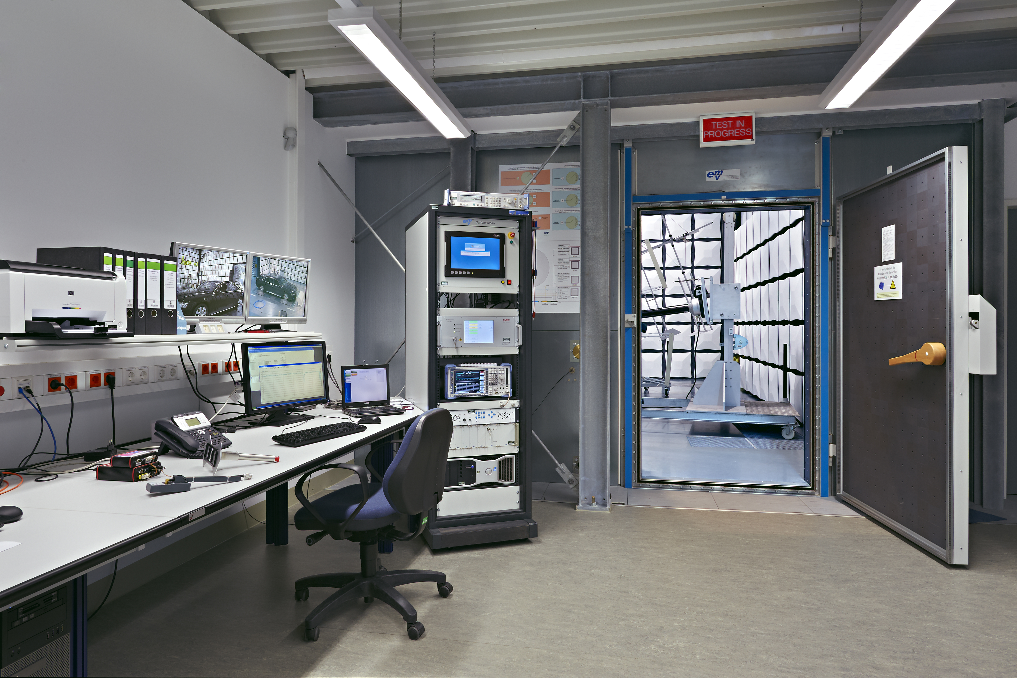 Blick in die Überwachungszentrale der EMV Halle
