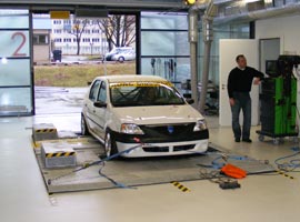 Foto 1: Leistungsmessung am Dacia Logan auf einem Prüfstand der Kraftfahrzeugtechnik.